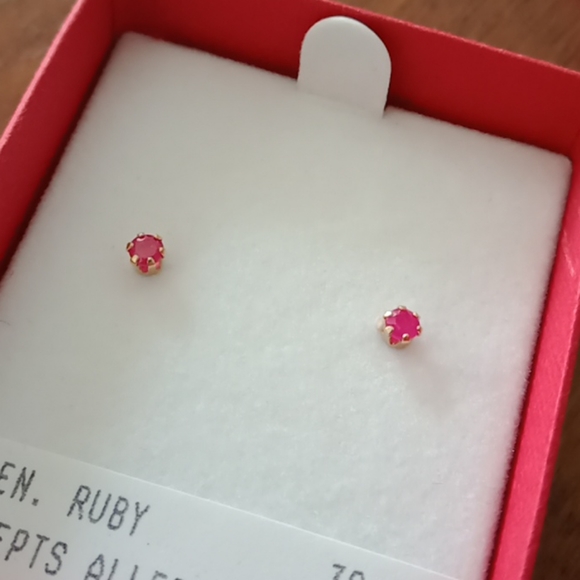 Gen. Ruby small stud earrings - Picture 3 of 5